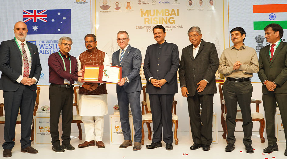 Paul Murphy - Consul General of Australia in Mumbai (extreme left) and Chief Minister of Maharashtra Devendra Fadnavis (fourth from right). Photo: UWA